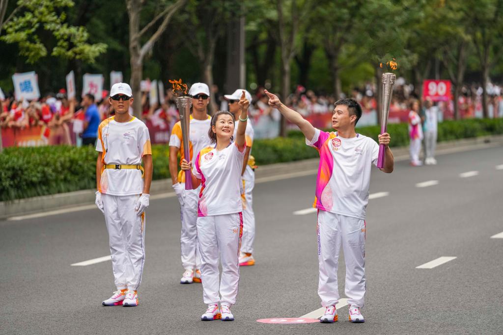 奔向同一个梦想——杭州亚运会火炬手期待体育精神“闪耀时刻”6686体育(图3)